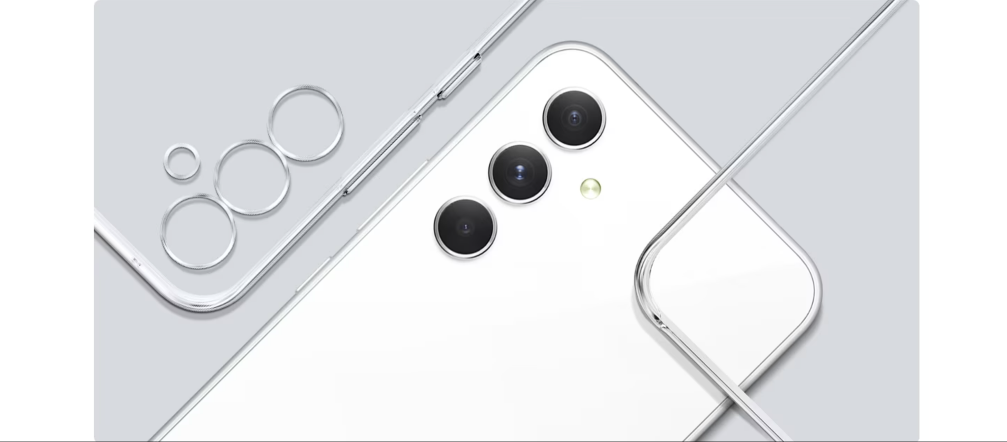 Một thiết bị Galaxy màu bạc hiển thị mặt sau được bao quanh bởi hai Ốp lưng trong suốt ở bên trái và bên phải.